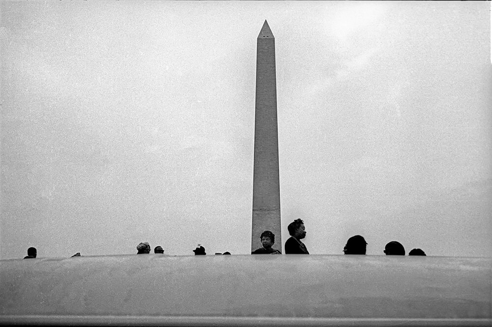 Waiting for buses to return home - 140,000 people came via trains and buses. August 28, 1963.<p>© Dan Budnik</p>