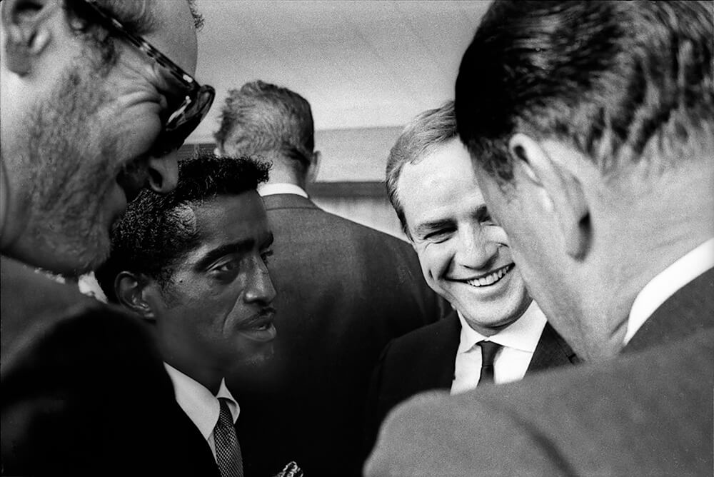 Paul Newman, Sammy Davis Jr, Marlon Brando and Joseph Mankiewicz. August 28, 1963.<p>© Dan Budnik</p>