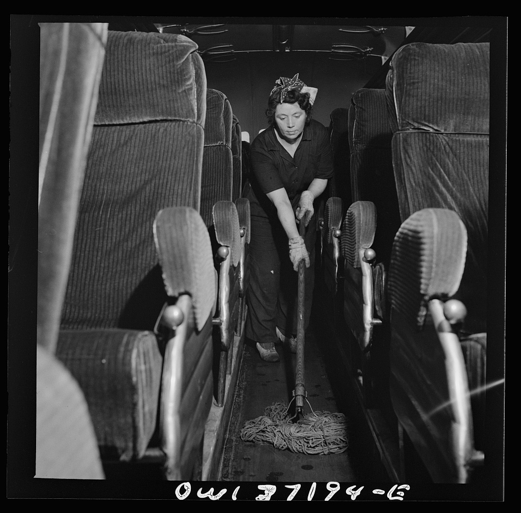 Pittsburgh, Pennsylvania. A charwoman who cleans buses mopping the floor of a bus at the Greyhound garage, September 1943 - Library of Congress<p>© Esther Bubley</p>