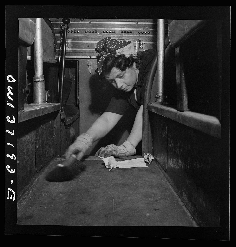 Pittsburgh, Pennsylvania. A charwoman sweeping the floor of a bus at the Greyhound garage, September 1943 - Library of Congress<p>© Esther Bubley</p>