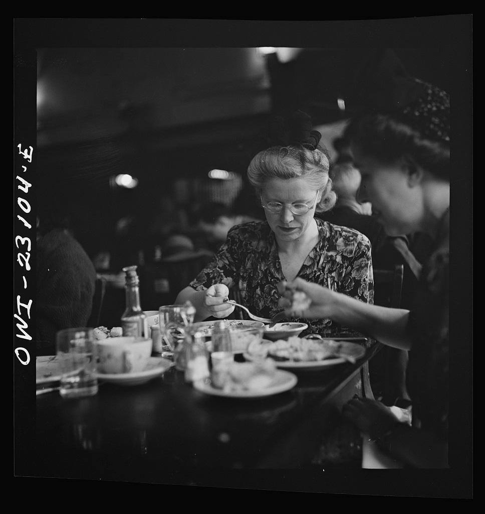 Washington, D.C. A cafeteria, April 1943 - Library of Congress<p>© Esther Bubley</p>