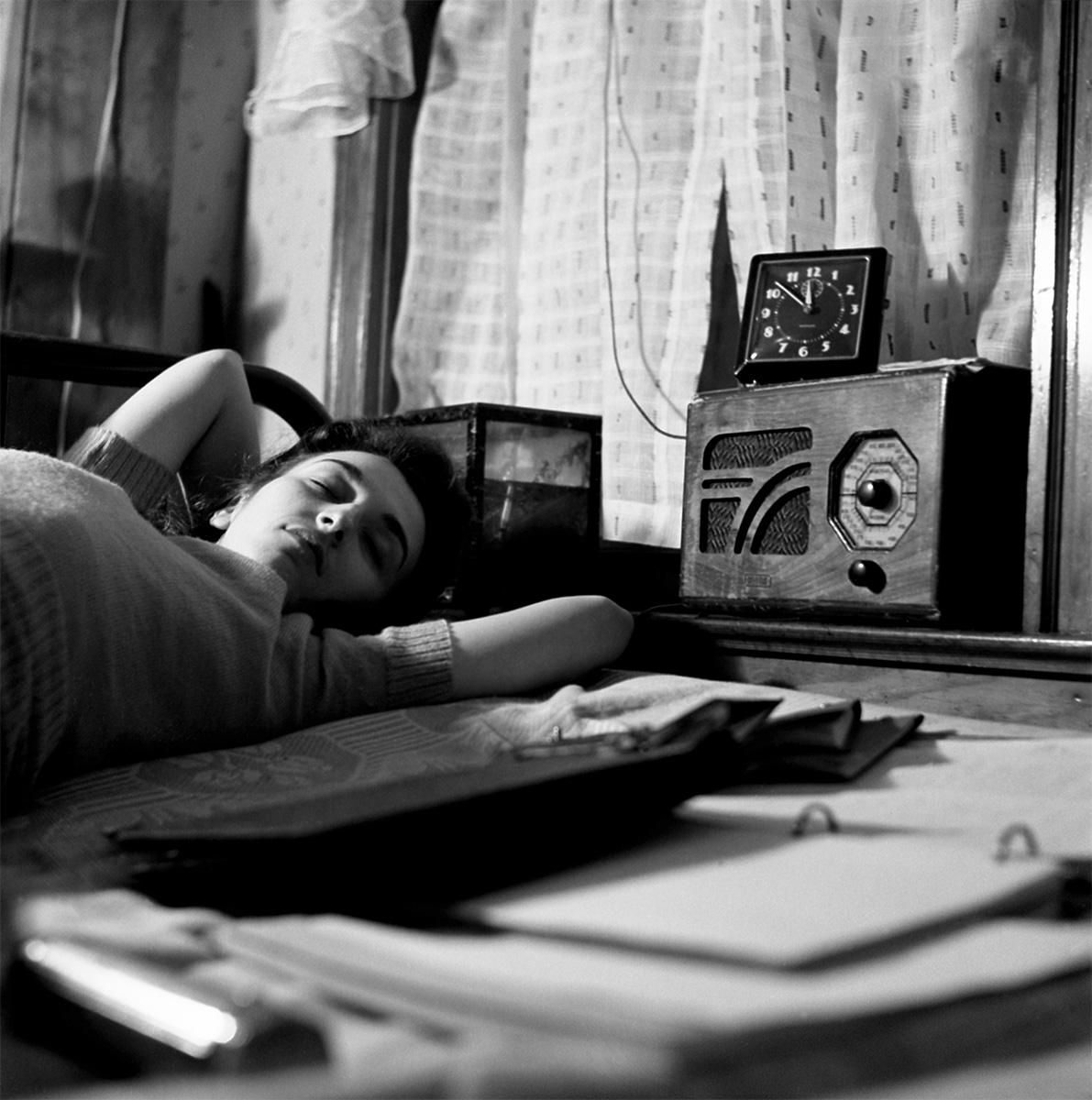 Photo of a female lying on a bed, listening to the radio. Caption: ”Washington, D.C. A radio is company for this girl in her boardinghouse room.”, Jan<p>© Esther Bubley</p>