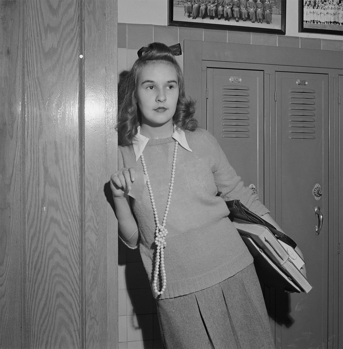 Washington, D.C. Sweaters and long ropes of beads are popular with the girls at Woodrow Wilson High School, October 1943 - Library of Congress<p>© Esther Bubley</p>