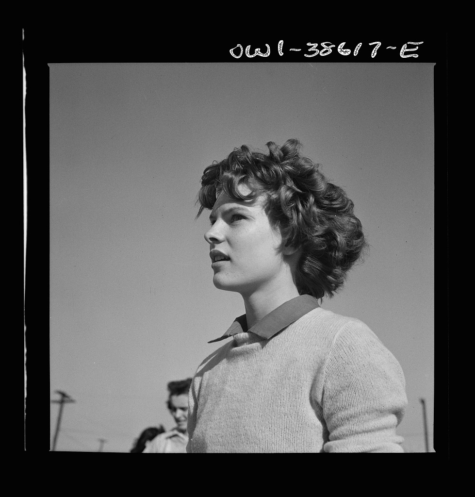 Washington, D.C. Listening to the teacher’s instructions in a physical education class at Woodrow Wilson High School, October 1943 - Library of Congre<p>© Esther Bubley</p>