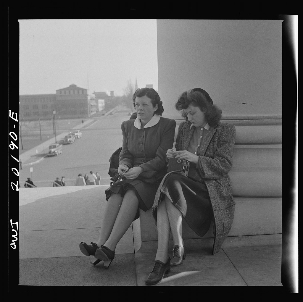 Washington, D.C. Sitting on the steps of the National Gallery of Art on a Sunday afternoon, March 1943 - Library of Congress<p>© Esther Bubley</p>