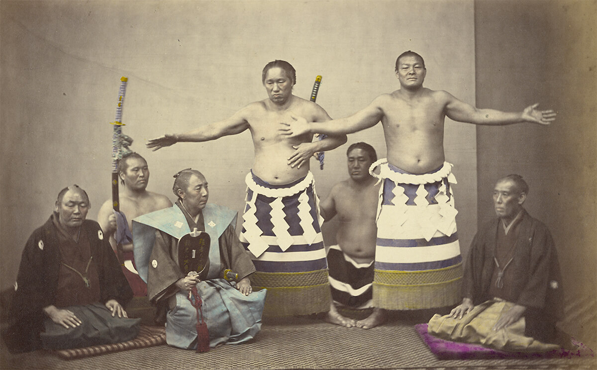  The 11th sumo wrestling Yokozuna, Shiranui Kōemon (1825 - 1879) and the 13th Yokozuna, Kimenzan Tanigorō (1826 - 1871), 1 January 1866<p>© Felice Beato</p>