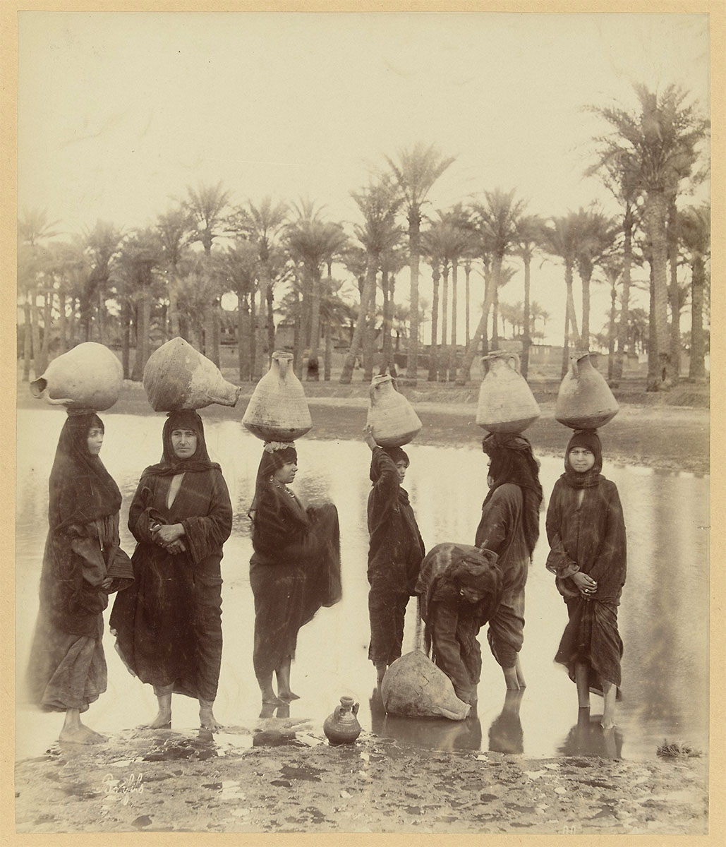 A group of women collect water from the Nile, ca. 1895 - ca. 1915 - Rijksmuseum<p>© Félix Bonfils</p>