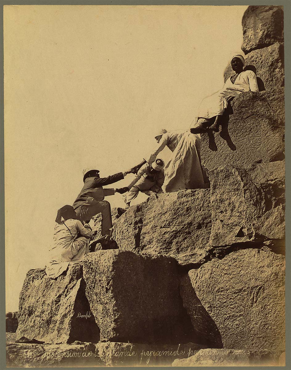 Ascension de la grande pyramide par un touriste, 1867 - Library of Congress<p>© Félix Bonfils</p>