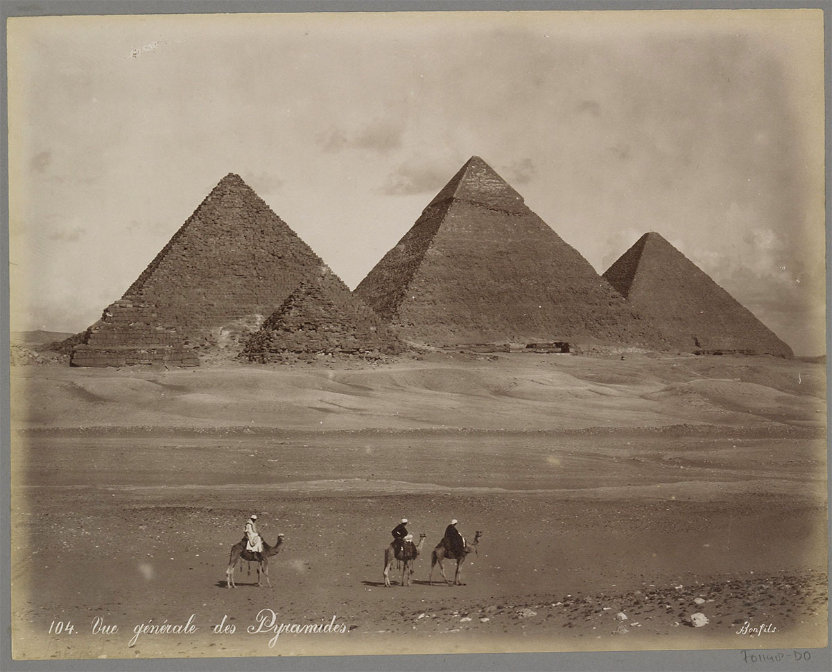View of the pyramids of Mykerinos, Chephren and Cheops at Giza, ca. 1895 - ca. 1905 - Rijksmuseum<p>© Félix Bonfils</p>