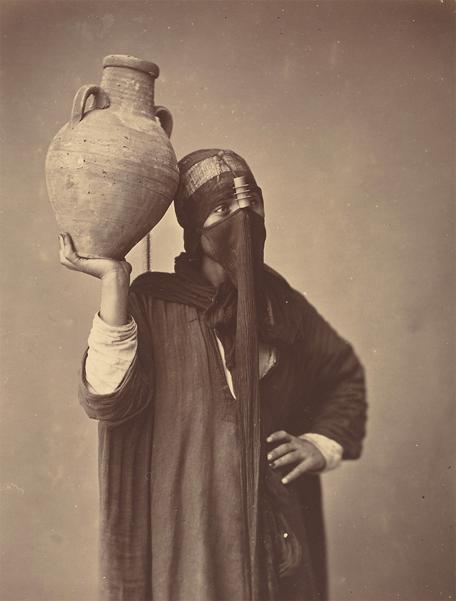 Porteuse d’eau au Caire (Water Carrier in Cairo), c. 1870 - Robert B. Menschel Fund, National Gallery of Art<p>© Félix Bonfils</p>