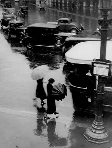 Rue de Rivoli, Sous le Pluie, 1937<p>Courtesy Vintage Works, Ltd / © George Brassaï</p>