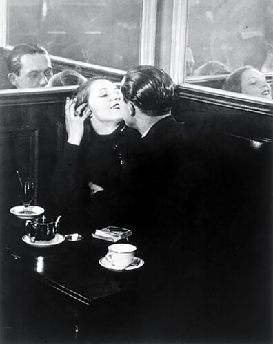 Couple d’amoureux, Place d’Italie (1932)<p>Courtesy Vintage Works, Ltd / © George Brassaï</p>