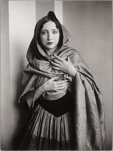 Anaïs Nin drapee dans un chale (1932)<p>Courtesy Vintage Works, Ltd / © George Brassaï</p>