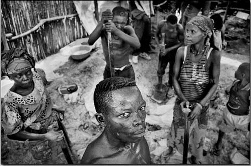 Bonded workers crush rocks in Mongbwalu, eastern Congo. 2004<p>© Marcus Bleasdale</p>