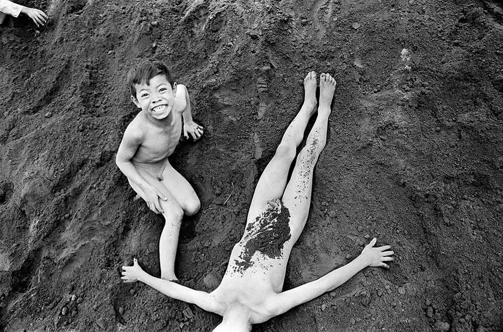 Cover-up, Indonesia, 1976<p>© Roger Ballen</p>