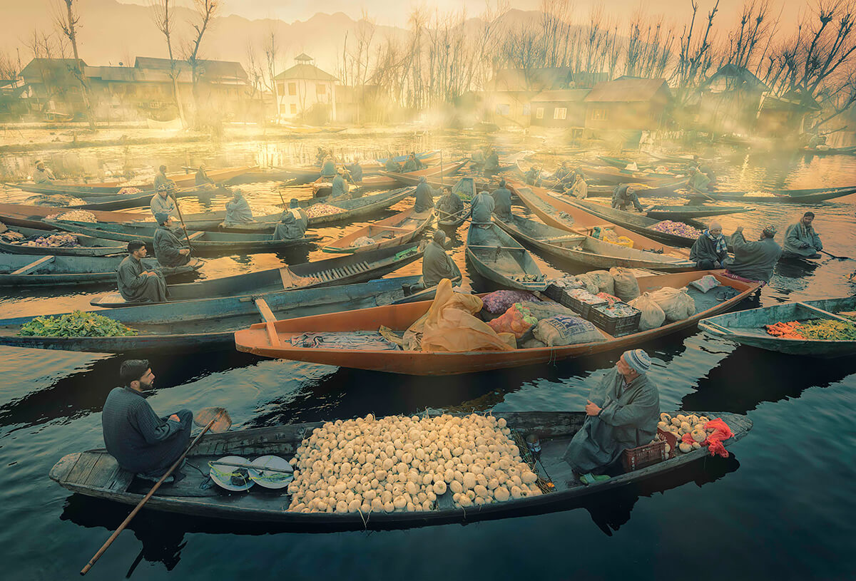 Dal Lake with vegetable market<p>© Debdatta Chakraborty</p>