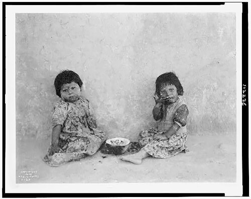 Moki melon eaters  1900 ©Library of Congress, Prints & Photographs Division, Edward S. Curtis Collection<p>© Edward S. Curtis</p>