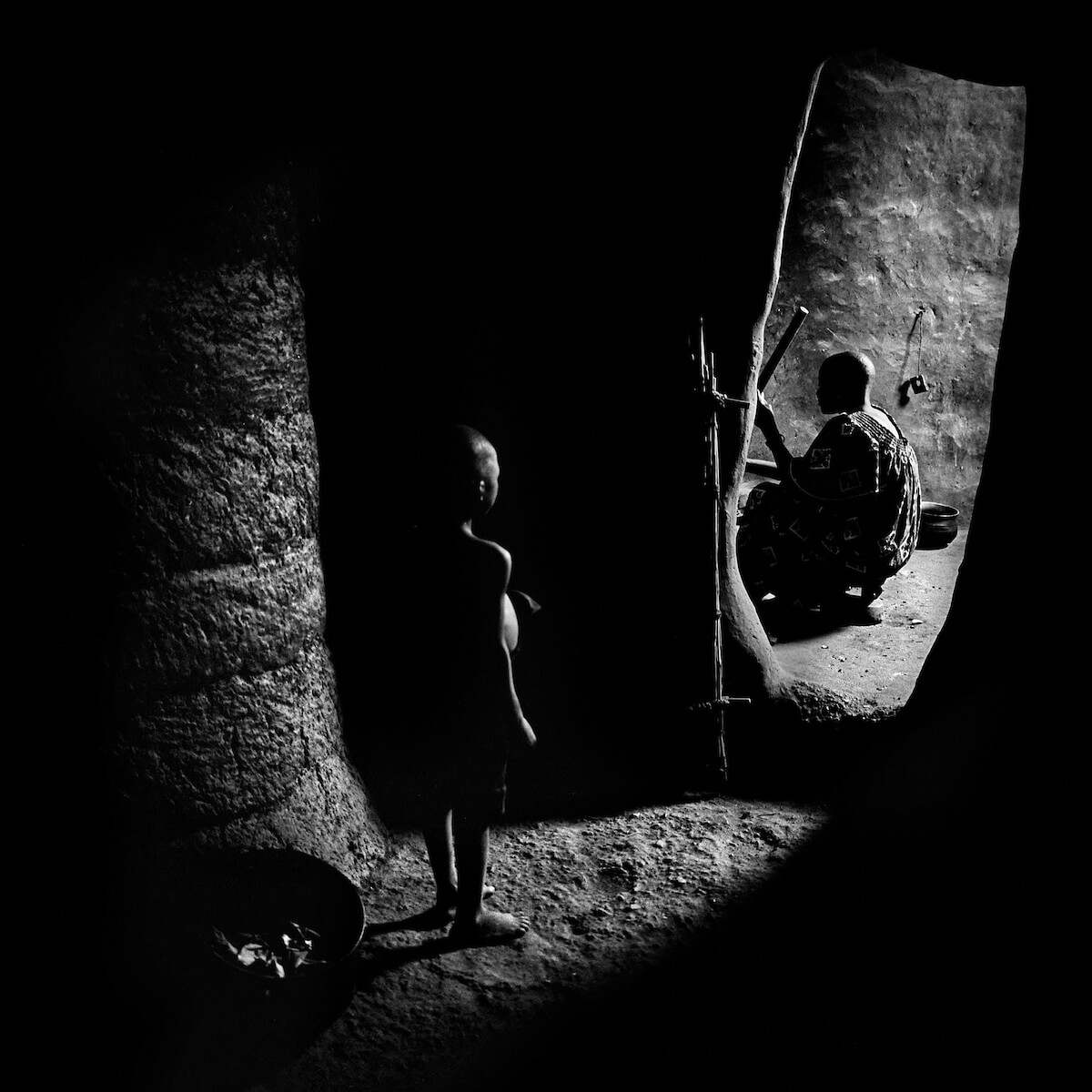 Scarification. Benin - January 2009 - Child inside a Tata (North Benin) in front of his mother .<p>Courtesy Redux Pictures / © Jean-Michel Clajot</p>