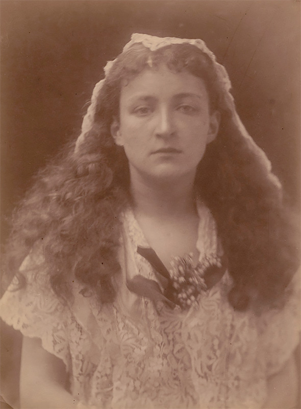 Isabel Bateman in the Character of Queen Henrietta Maria 1874<p>© Julia Margaret Cameron</p>