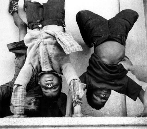 Niños gitans<p>Courtesy Trunk Archives / © Lucien Clergue</p>