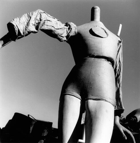 Les mannequins du chiffonnier I, Arles 1956<p>Courtesy Trunk Archives / © Lucien Clergue</p>