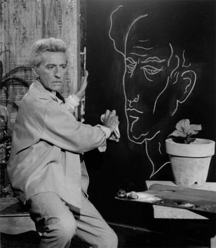 Jean Cocteau dessine son autoportrait<p>Courtesy Trunk Archives / © Lucien Clergue</p>