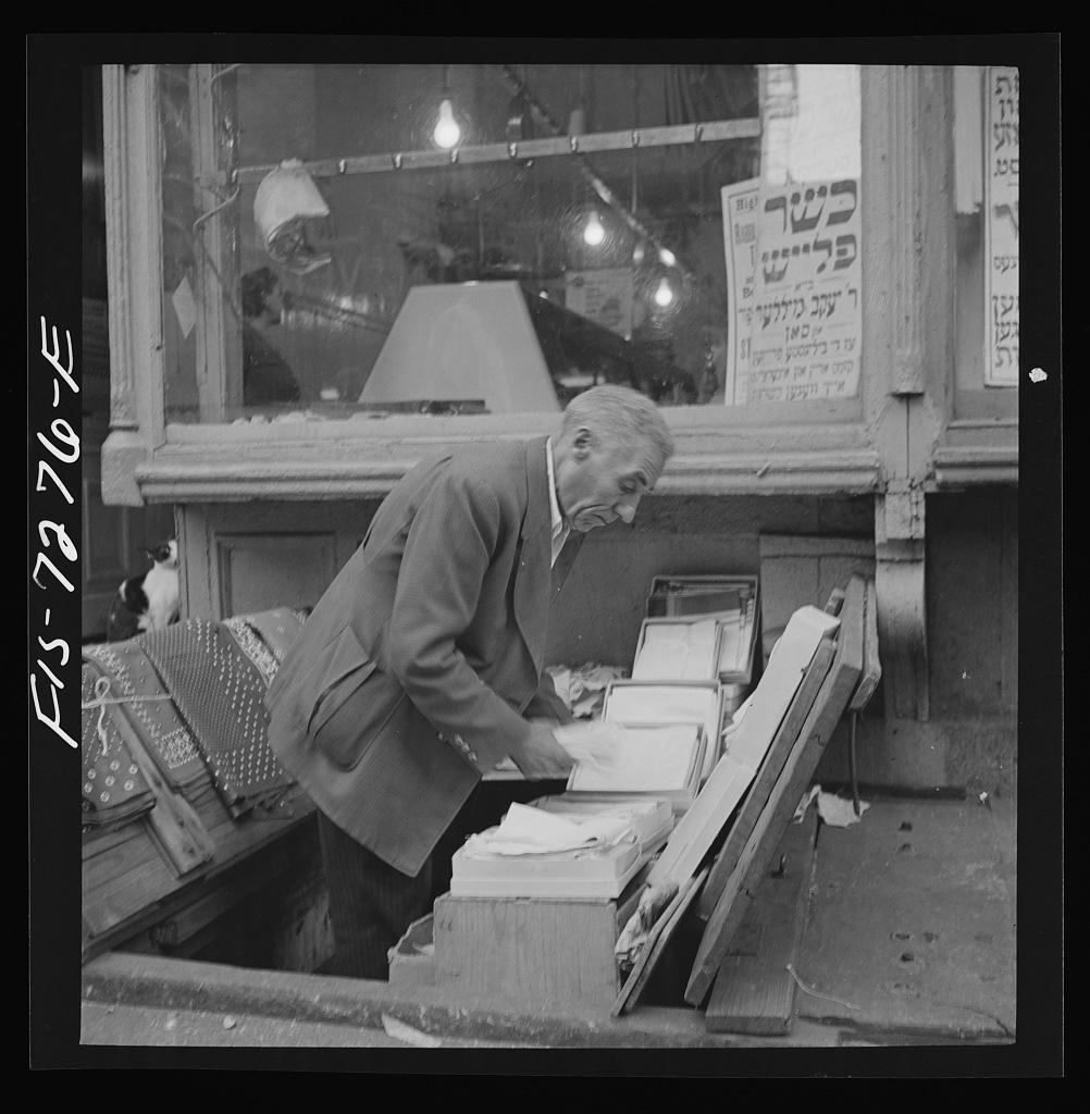 New York, New York. Sidewalk merchant in the Jewish section, 1942 - Library of Congress<p>© Marjory Collins</p>