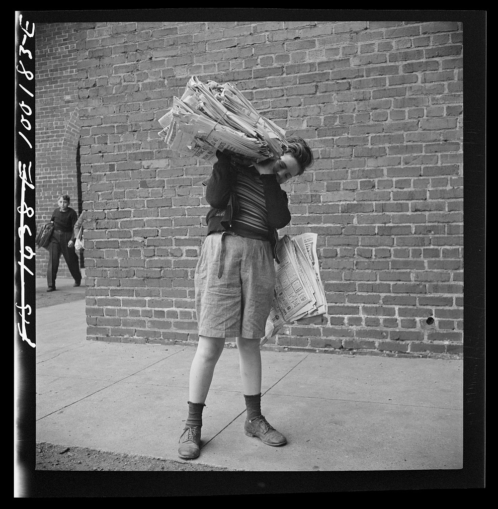 Washington, D.C. Victory Program. Children bringing their contribution of scrap paper to school, May 1942 - Library of Congress<p>© Marjory Collins</p>