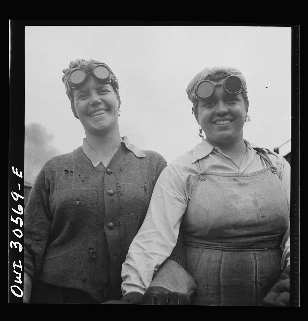 Miss Helen Gusmerotti, twenty-nine, and Miss Mary Mignogna, employed as car repairmen’s helpers, June 1943 - Library of Congress<p>© Marjory Collins</p>