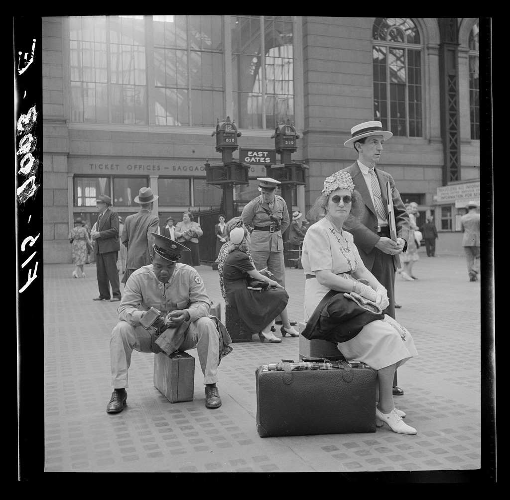 Waiting for trains at the Pennsylvania railroad station, 1943 - Library of Congress<p>© Marjory Collins</p>
