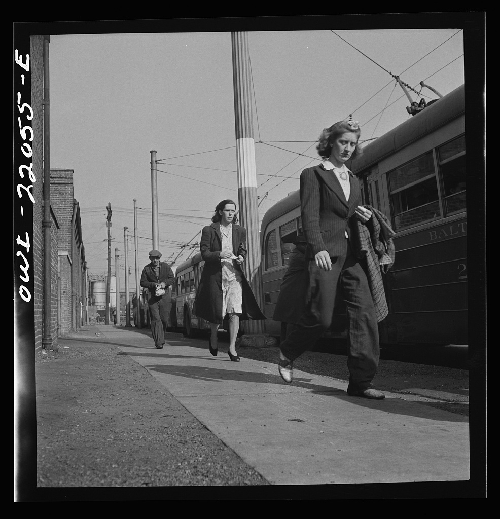 Baltimore, Maryland. Rushing to catch the trackless trolleys home from work at four p.m., April 1943 - Library of Congress<p>© Marjory Collins</p>