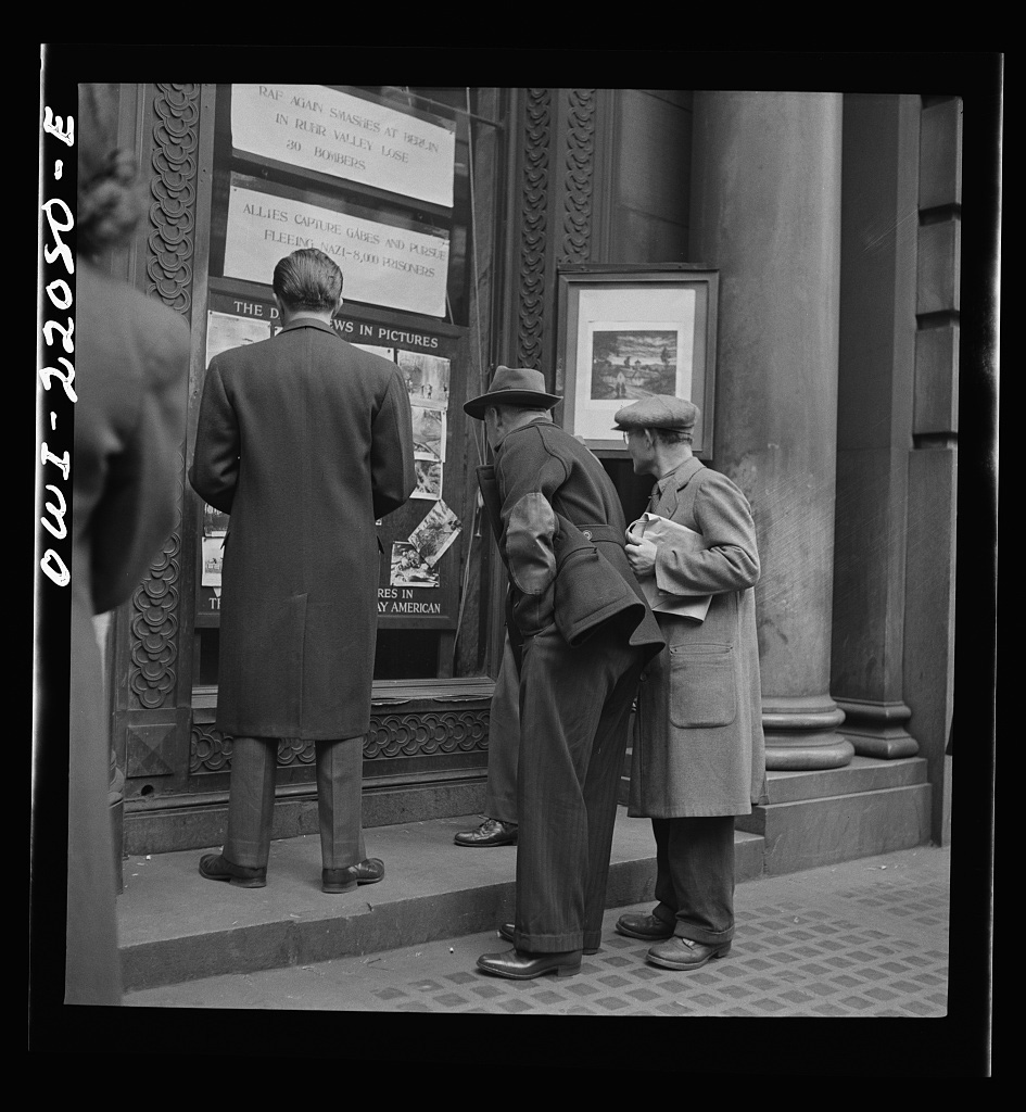 Baltimore, Maryland. Reading news bulletins and looking at the news pictures outside the Baltimore News building, April 1943 - Library of Congress<p>© Marjory Collins</p>