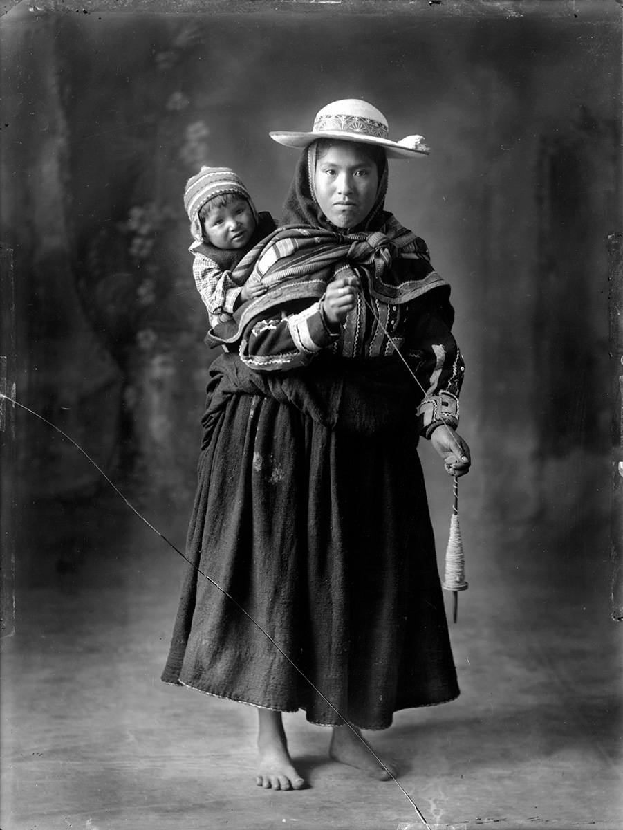 Camponesa de Q’eromarka e menina, Cuzco, Peru, 1934 @ Acervo Instituto Moreira Salles<p>© Martín Chambi</p>