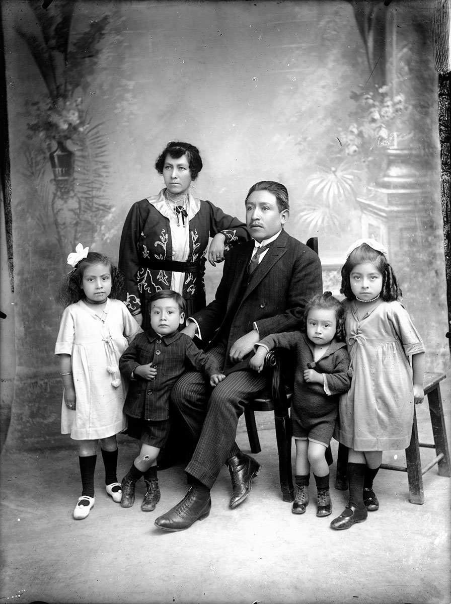 Família cusquenha em estúdio, Cuzco, Peru, 1924 @ Acervo Instituto Moreira Salles<p>© Martín Chambi</p>