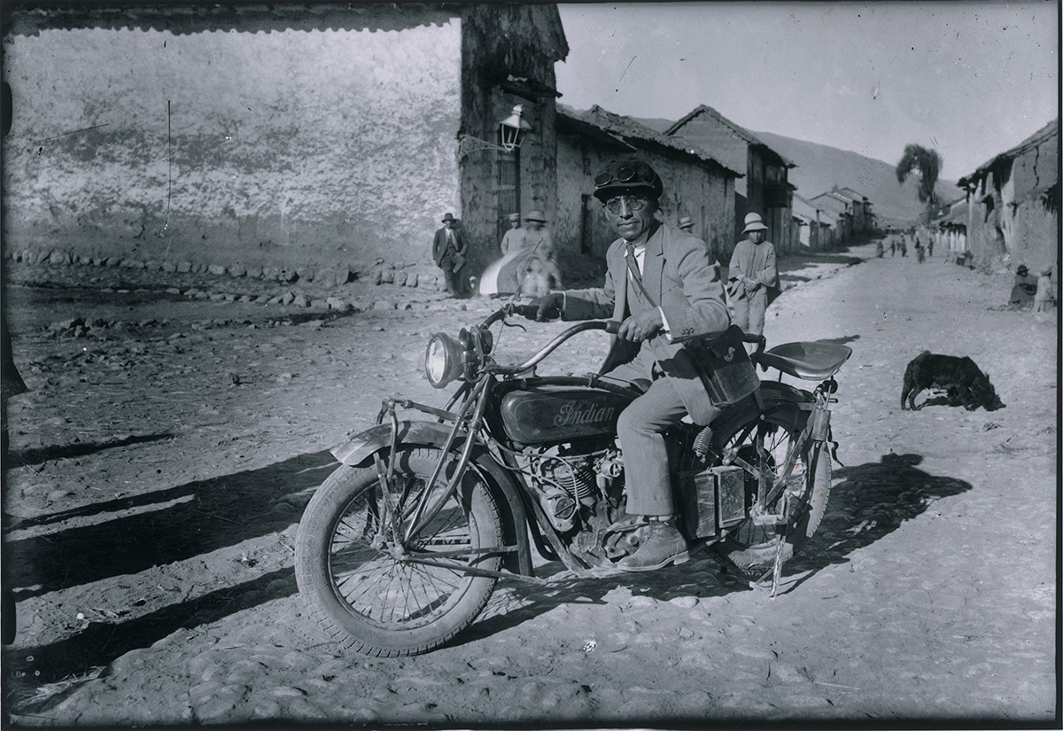 Autorretrato de Martin Chambi na motocicleta, Cuzco, Peru, 1934 @ Acervo Instituto Moreira Salles<p>© Martín Chambi</p>
