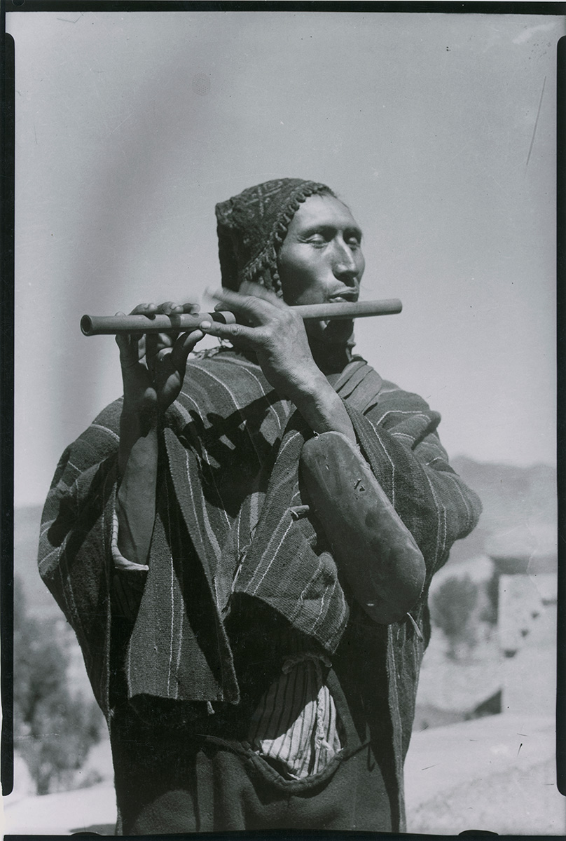 Camponês tocando flauta, Cuzco, Peru, 1927 @ Acervo Instituto Moreira Salles<p>© Martín Chambi</p>