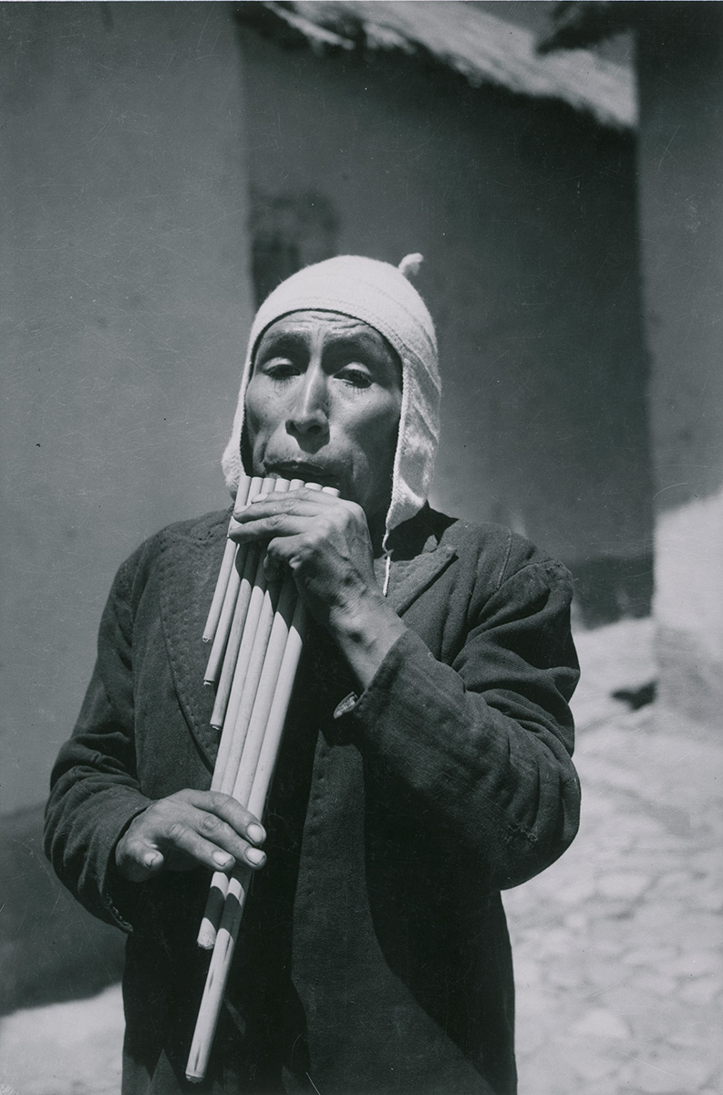 Camponês tocando flauta de pã, Puno, Peru, 1925 @ Acervo Instituto Moreira Salles<p>© Martín Chambi</p>
