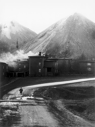 Slagheaps of the Rymer Mine, Rybnik, 1978<p>Courtesy MMX Gallery / © Michal Cala</p>