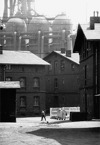 A housing estate next to Pokoj Stealworks, 1978<p>Courtesy MMX Gallery / © Michal Cala</p>