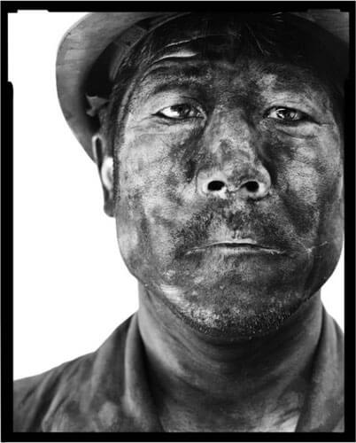 Miners I, 22, 2002<p>Courtesy Galerie Paris-Beijing / © Song Chao</p>