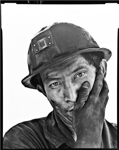 Miners II, 20, 2002<p>Courtesy Galerie Paris-Beijing / © Song Chao</p>