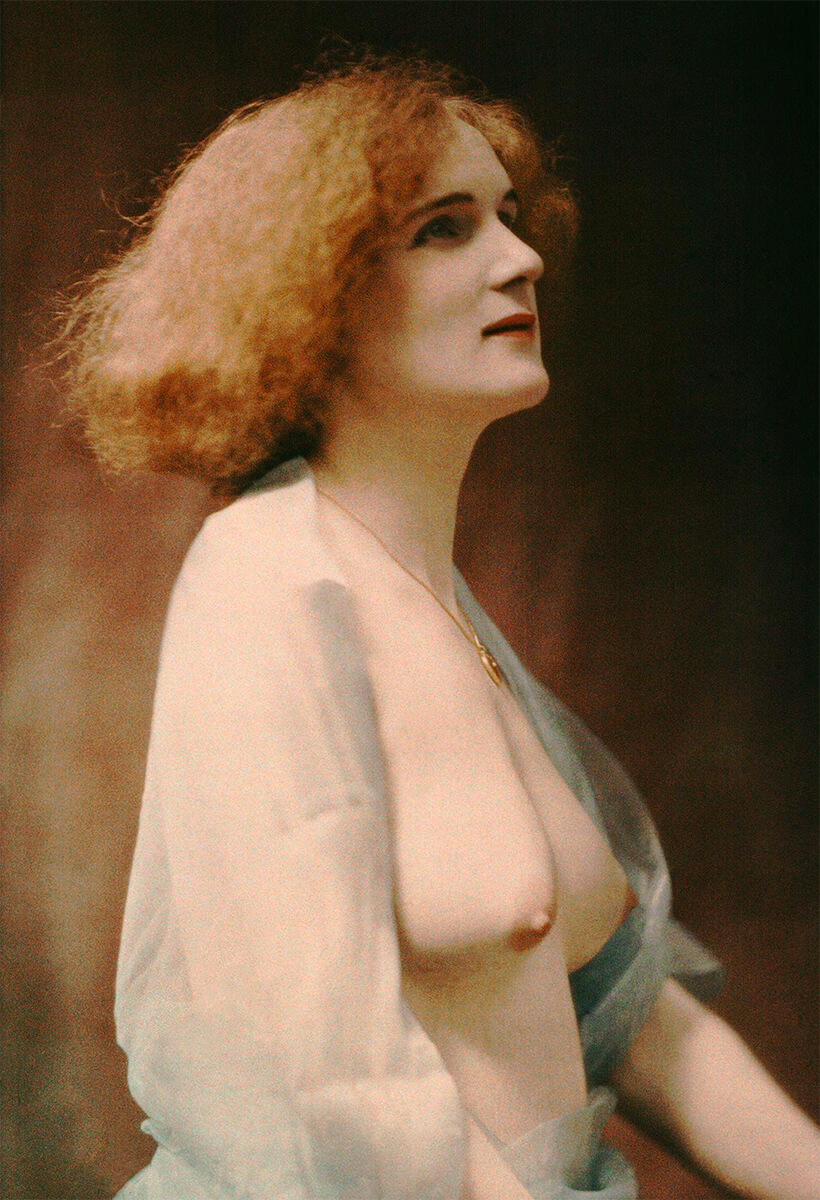 ”Female nude draped in a blue veil, bust portrait”, Autochrome, 1907-1915 - Bibliothèque nationale de France<p>© Robert Demachy</p>