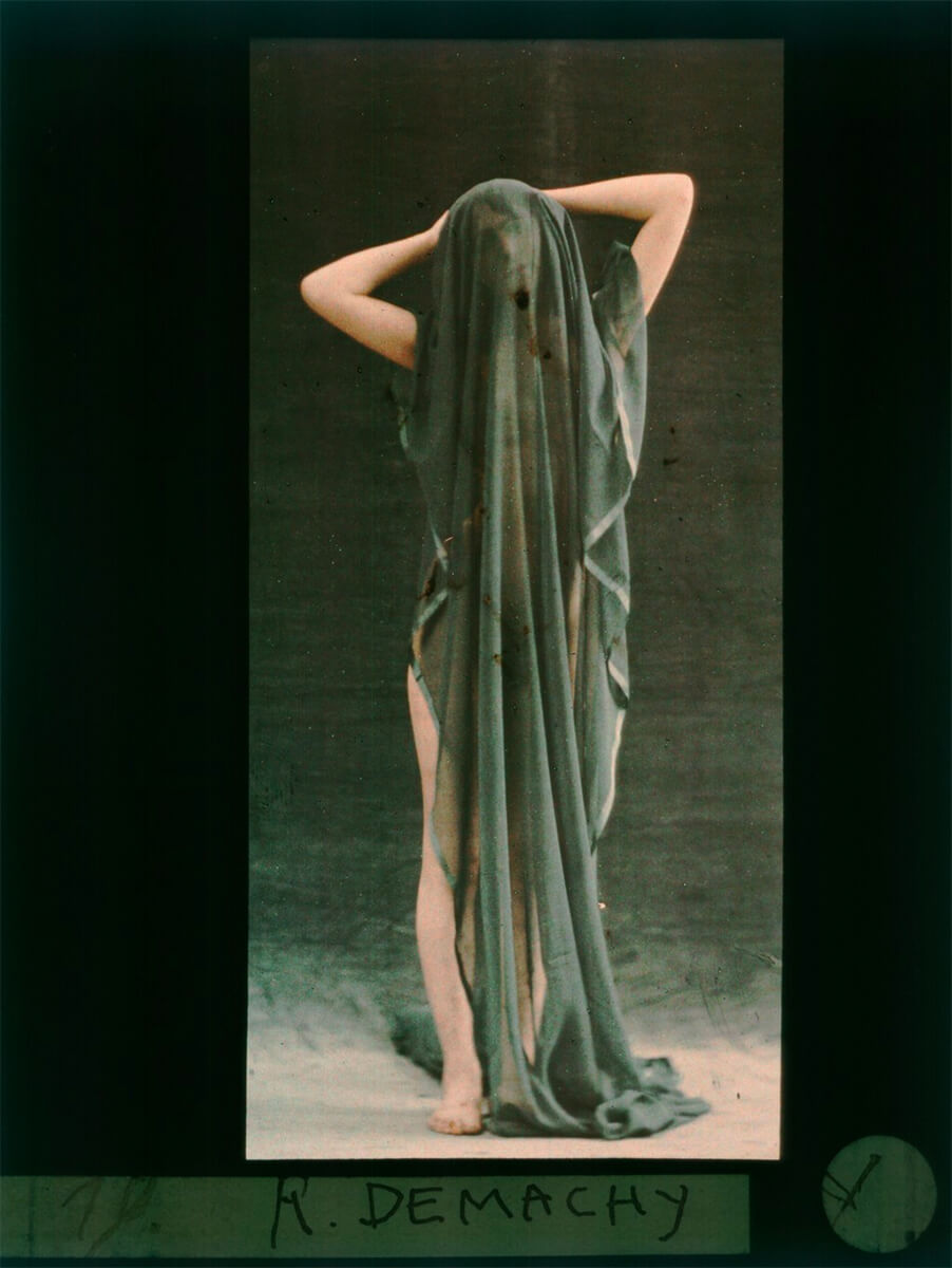 ”Female nude draped in a blue veil”, Autochrome, 1907-1915 - Bibliothèque nationale de France<p>© Robert Demachy</p>