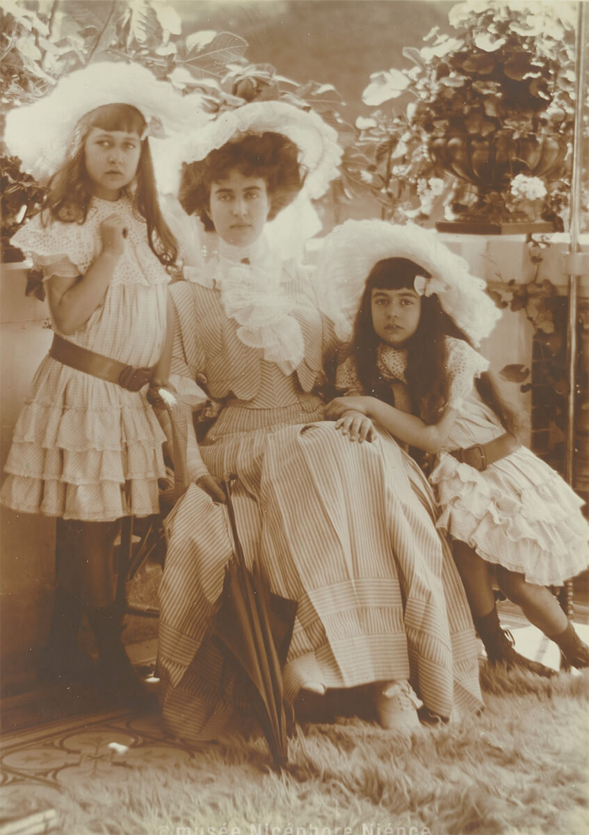 Hélène Demachy, baronne Seillière, et ses deux filles, Frédérique et Nicole, sur la terrasse du château, 1907 - Musée Niépce<p>© Robert Demachy</p>