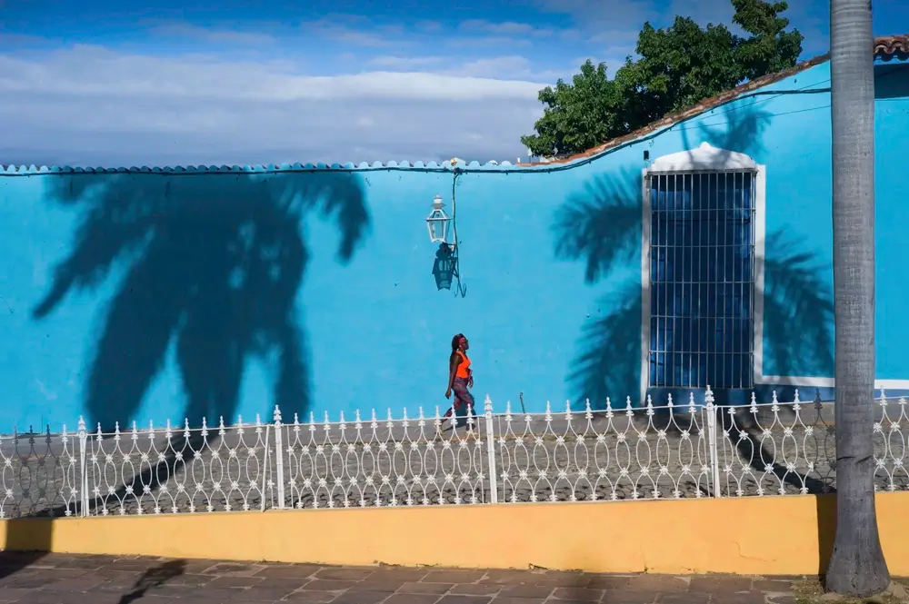 Cuban Variant woman against colored wall<p>© Adriana Ferrarese</p>