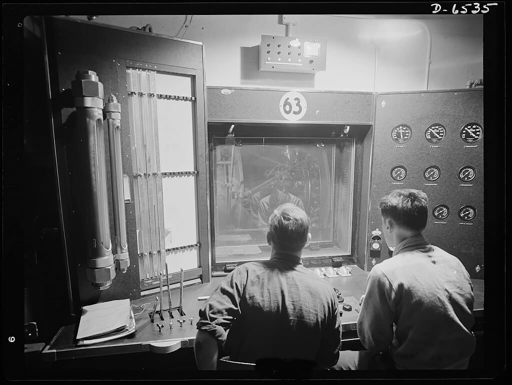 Production. Pratt and Whitney airplane engines. June 1942 Hartford, Connecticut<p>© Andreas Feininger</p>