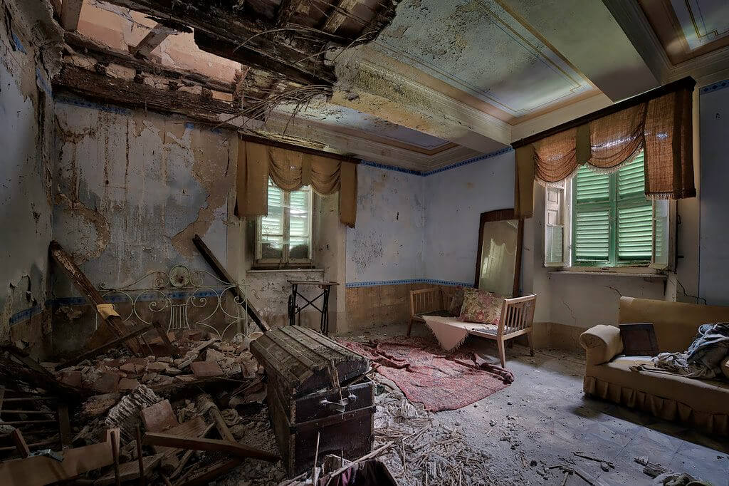 Heavy Night - Shot in an abandoned villa<p>© Niki Feijen</p>
