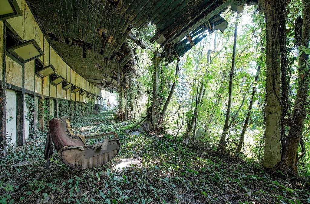 Jungle Seat - Shot in a former solarium<p>© Niki Feijen</p>