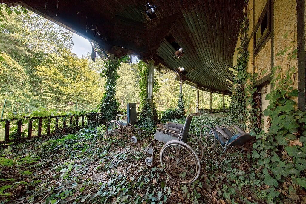 Lost wheelchairs in an abandoned solarium<p>© Niki Feijen</p>