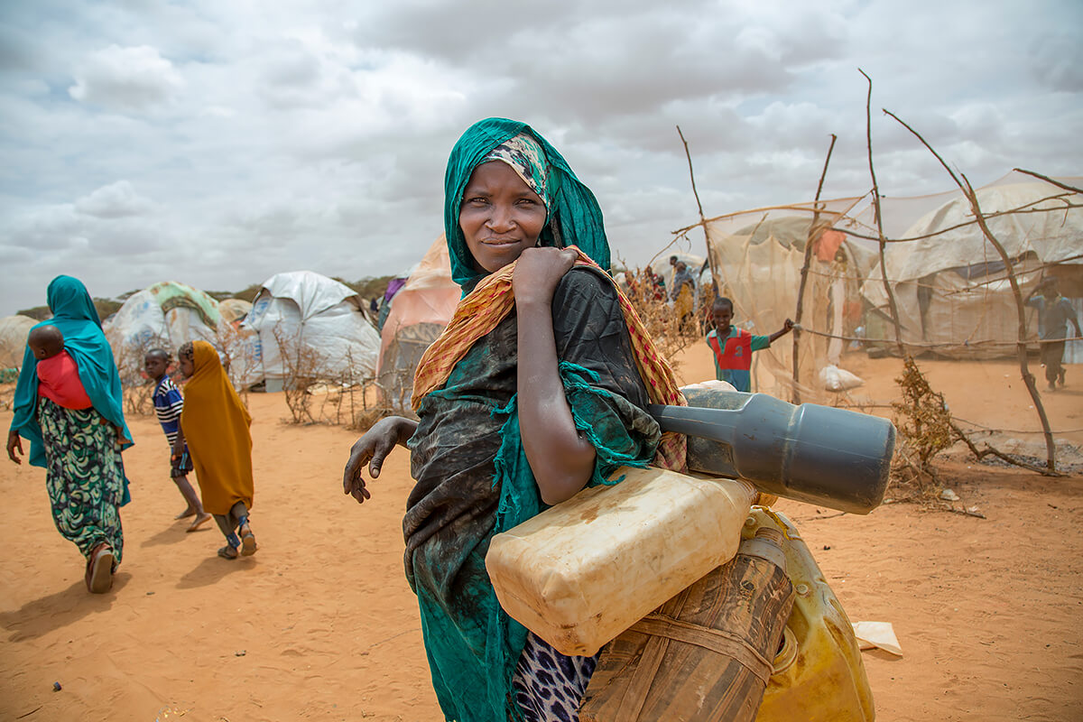 Climate Refugees: Walking to collect water in Kapasa IDP Camp in Jubaland, Somalia<p>© Georgina Goodwin</p>